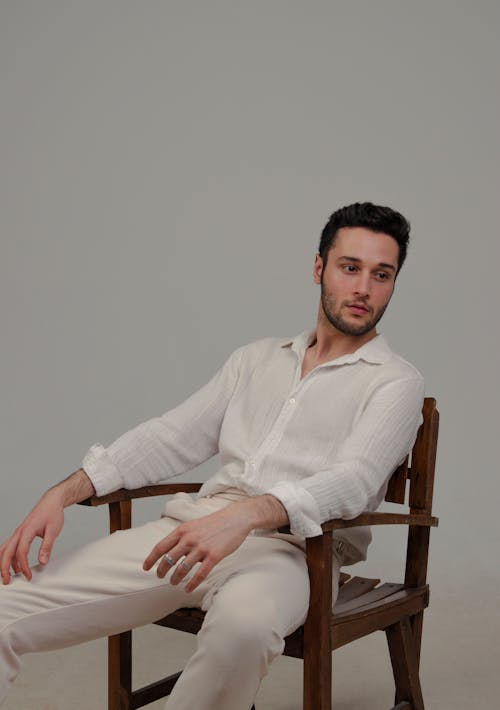 Foto profissional grátis de cadeira de madeira, camisa branca, fotografia de moda