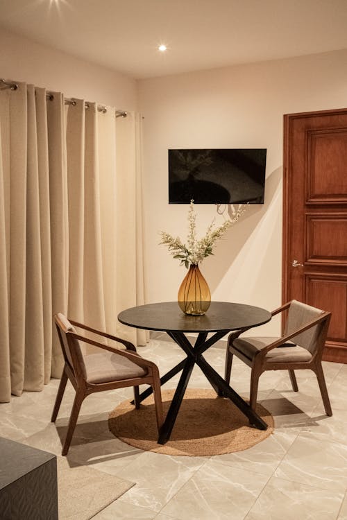 Darmowe zdjęcie z galerii z drzwi, hotel, krzesła