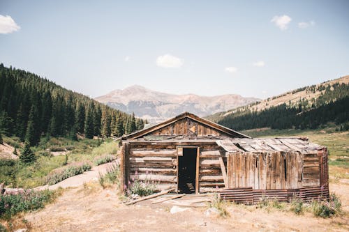 Casa In Legno Nera E Marrone