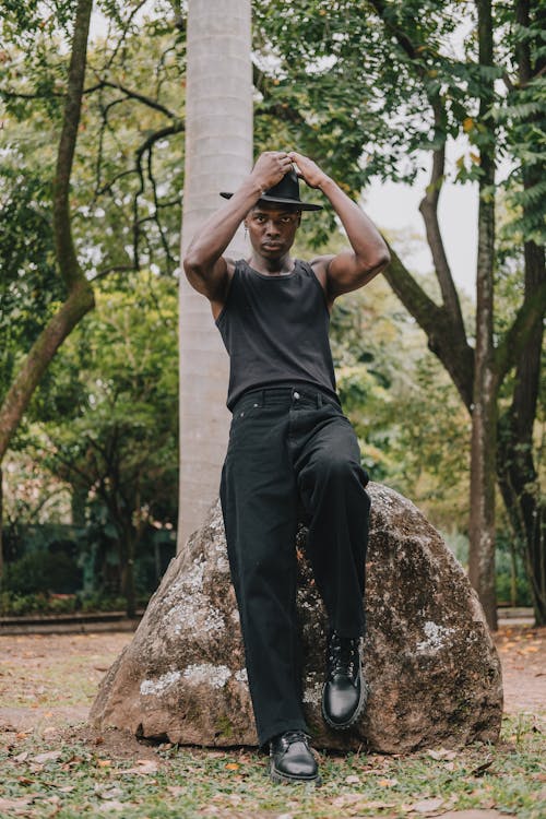 Безкоштовне стокове фото на тему «афроамериканський чоловік, безрукавка, вертикальні постріл»