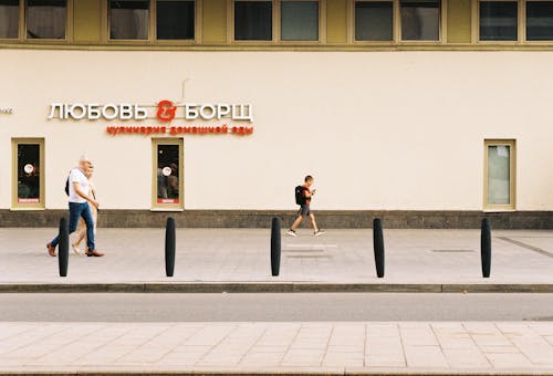 Photos gratuites de citadin, enfant, extérieur de bâtiment