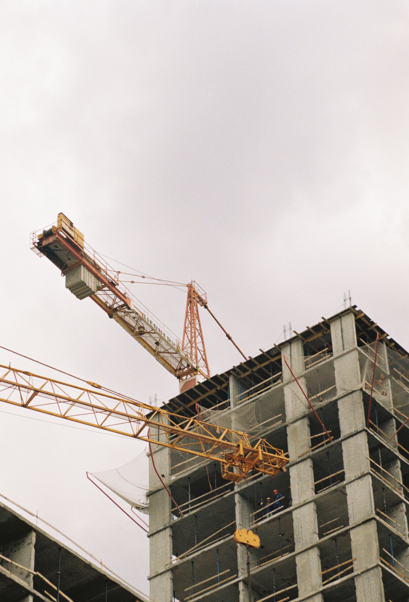 Rohbau mit Betonstruktur und Kran