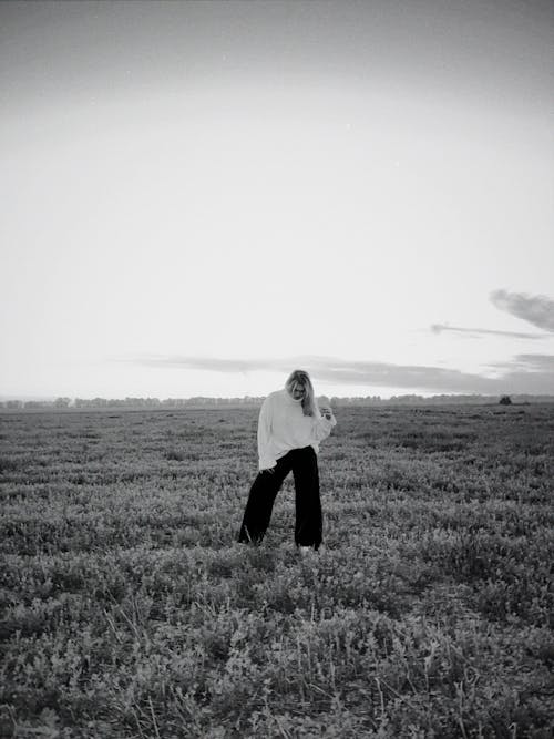 Gratuit Imagine de stoc gratuită din alb-negru, câmp, femeie Fotografie de stoc