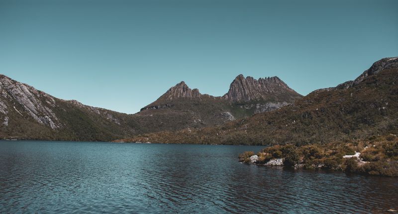 Cradle Mountain reflejándose en las aguas serenas de Dove Lake
