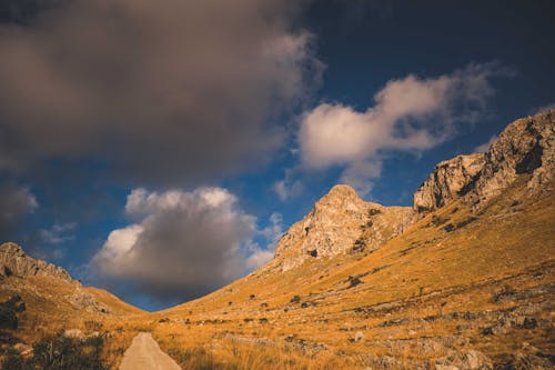 bulutlar, dağ, dar içeren Ücretsiz stok fotoğraf