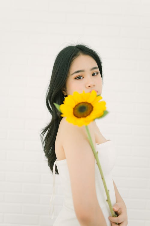 Kostnadsfri bild av asiatisk kvinna, blomma, håller