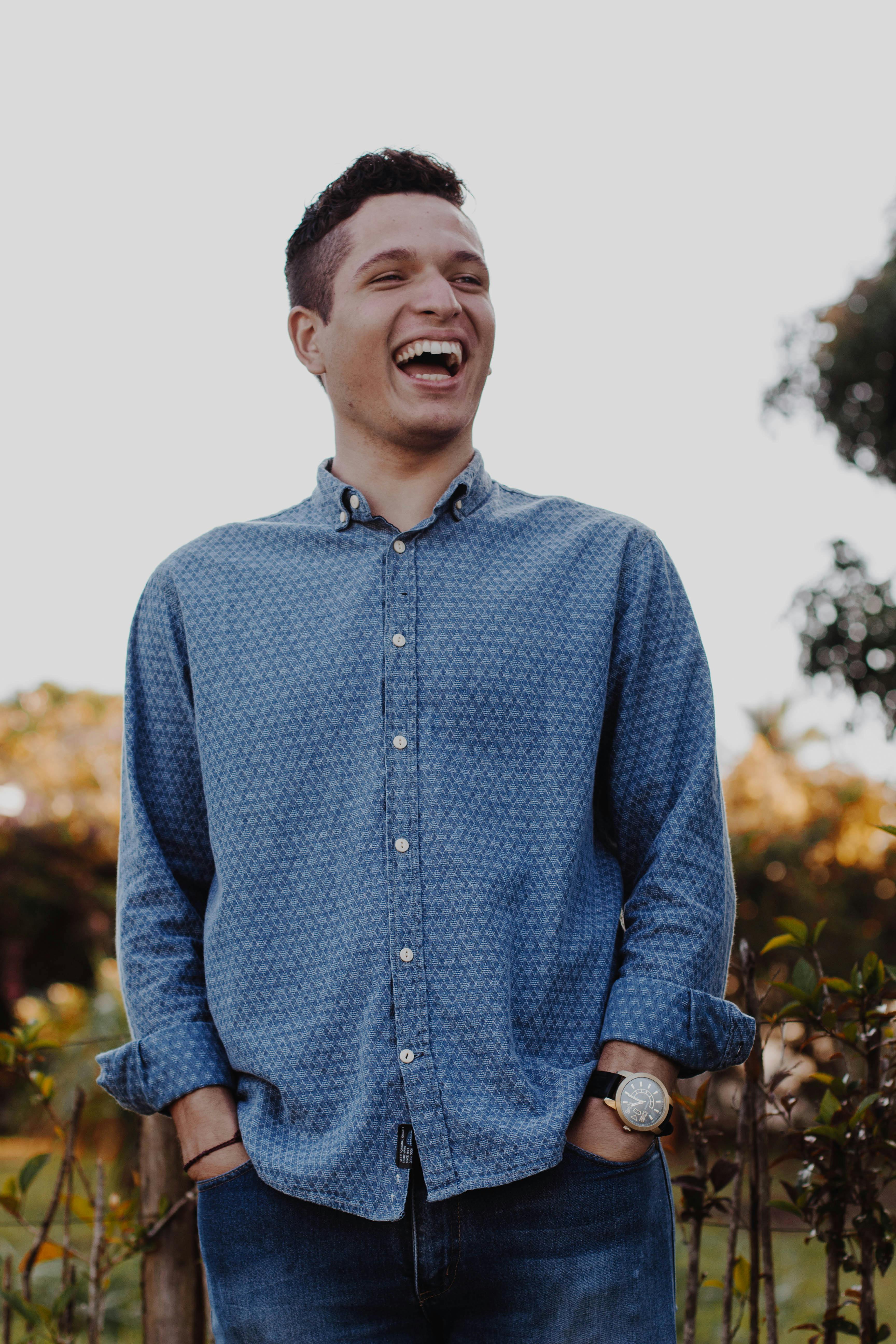 Young man laughing. | Photo: Pexels