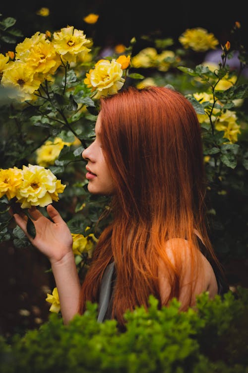 花を持っている女性の写真