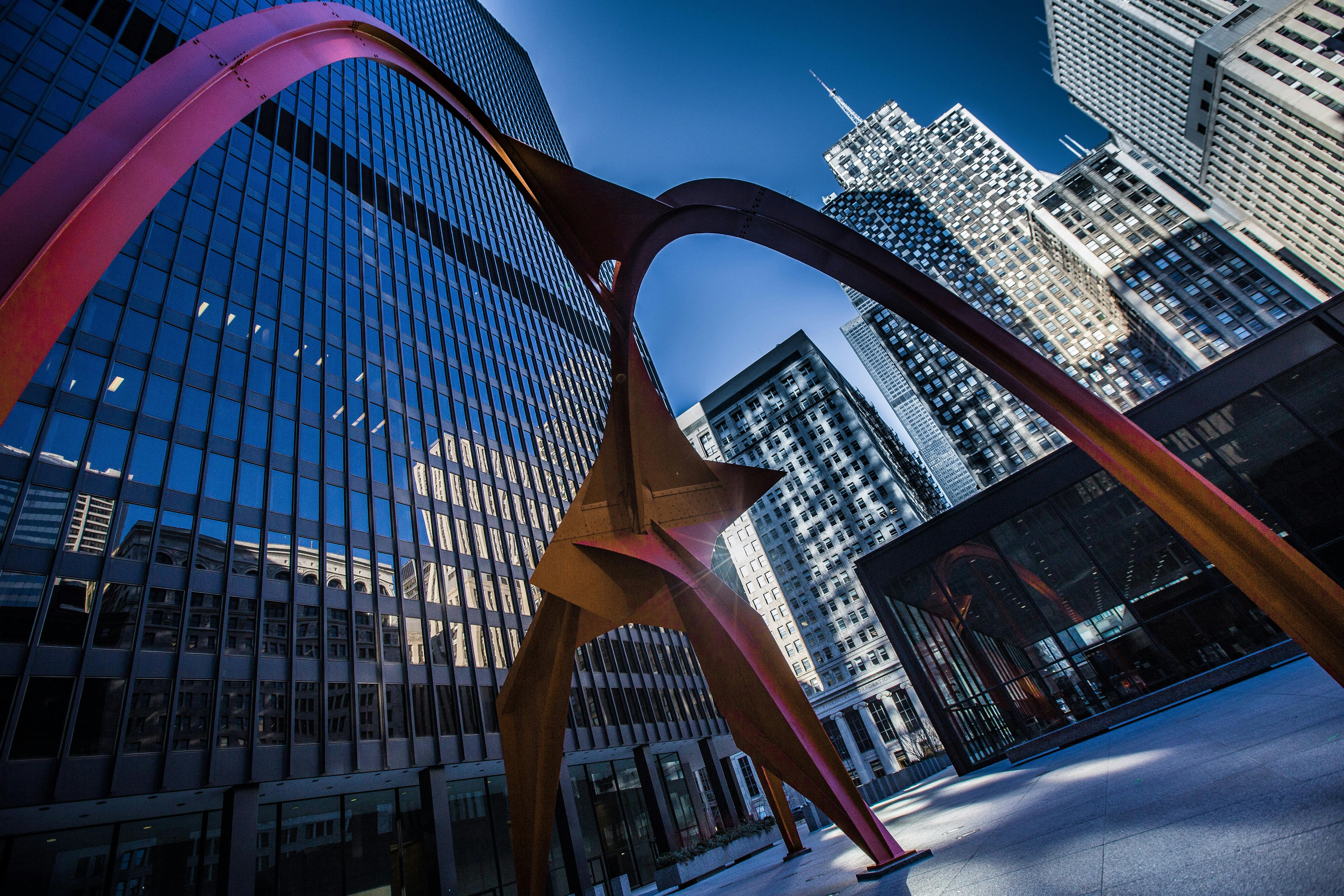 以现代雕塑为背景的建筑照片，充满了城市环境的活力