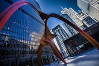 以现代雕塑为背景的建筑照片，充满了城市环境的活力