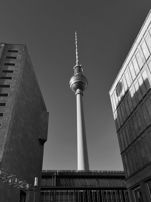Foto stok gratis eksterior bangunan, Fernsehturm Berlin, hitam & putih
