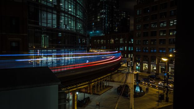 充满活力的城市街景，以过往车辆和照亮建筑物的光线为特色