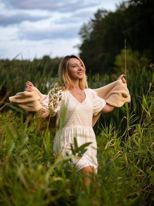 Kostenloses Stock Foto zu außerorts, blond, frau