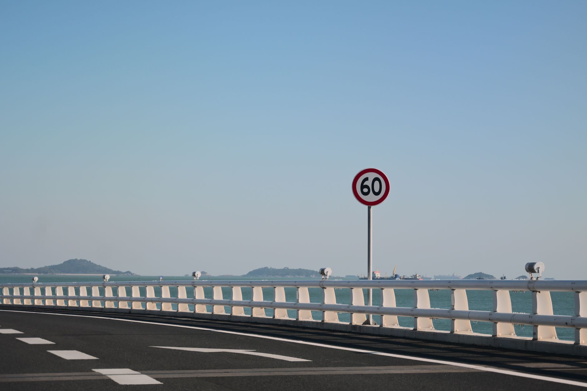 Străin prins conducând cu 200 km/h pe A1, amendat fără permis