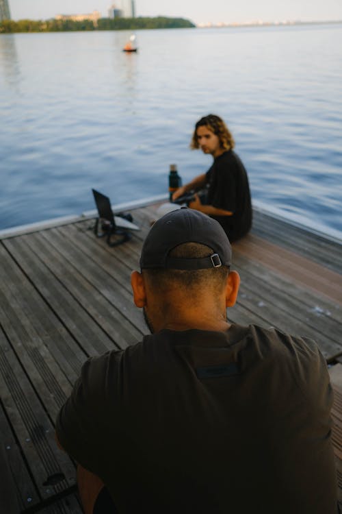 Ilmainen kuvapankkikuva tunnisteilla istuminen, järvi, kannettava tietokone