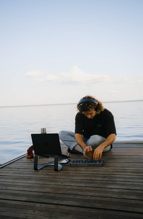 Ilmainen kuvapankkikuva tunnisteilla DJ, istuminen, kannettava tietokone