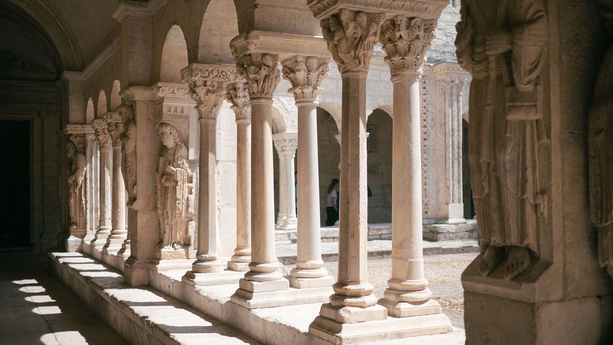 Patrimoine roman méconnu en Languedoc : abbayes et prieurés hors des circuits touristiques - illustration