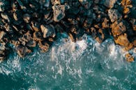 令人惊叹的鸟瞰图展示了海浪在充满活力的海洋景观中撞击岩石海岸