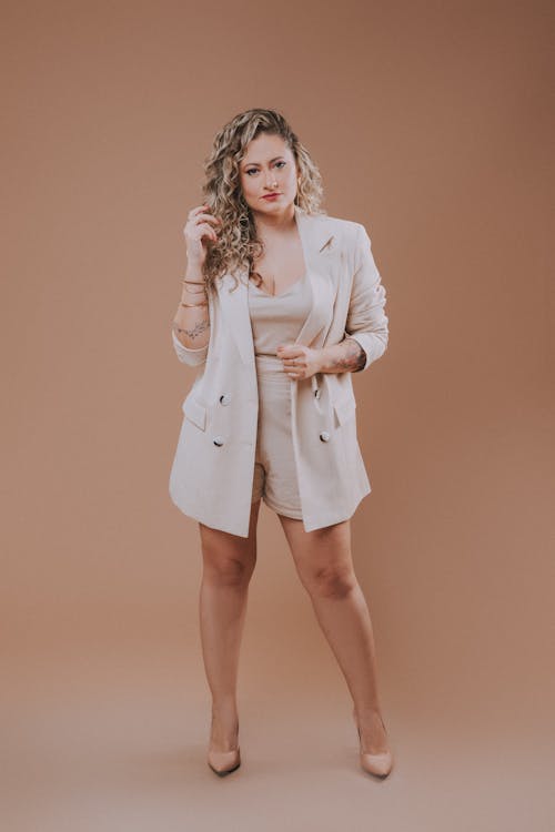 Fotos de stock gratuitas de beige, blusa, chaqueta larga