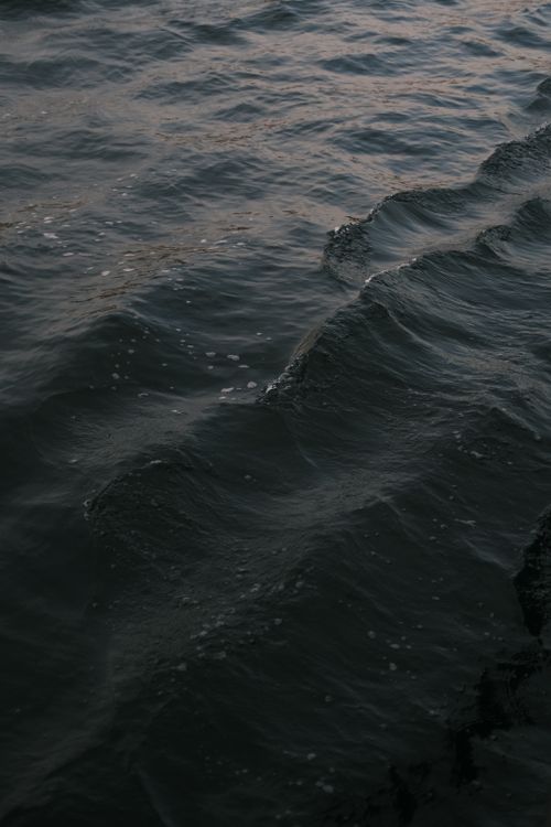 Free Capture of gentle ocean waves at twilight, creating a peaceful ambiance in İstanbul. Stock Photo
