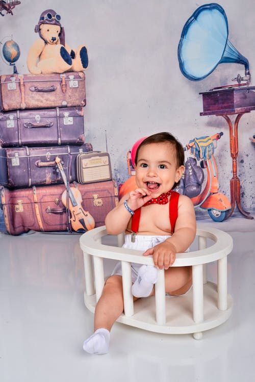 Imagine de stoc gratuită din bebeluș, fotografiere verticală, fundal alb