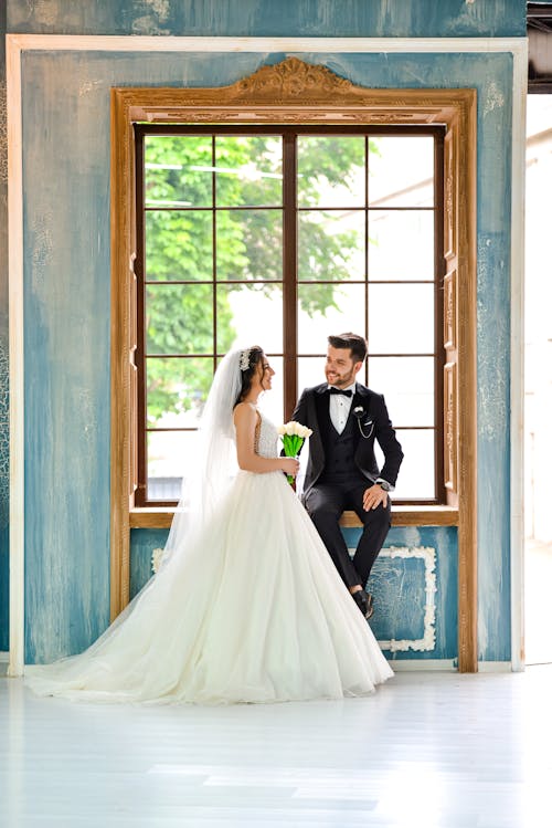 Безкоштовне стокове фото на тему «Windows, вертикальні постріл, весільна сукня»