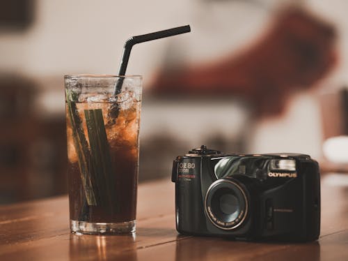 Fotobanka s bezplatnými fotkami na tému alkohol, bar, fotoaparát