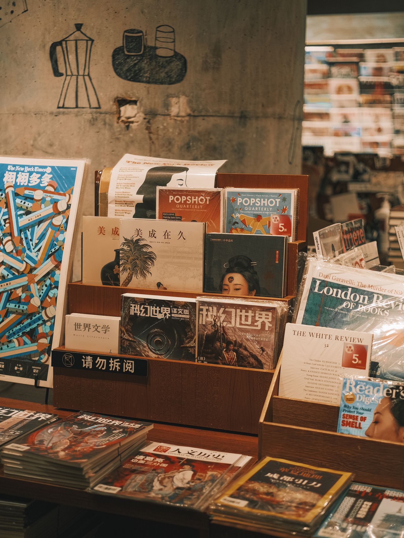 Libros y revistas exhibidos en una librería independiente