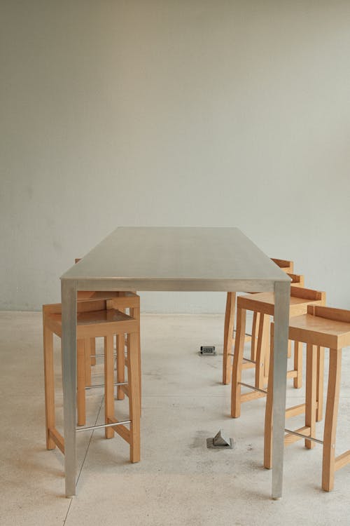 Kostnadsfri bild av bord, stolar, tömma
