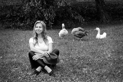 Бесплатное стоковое фото с гуси, женщина, животные