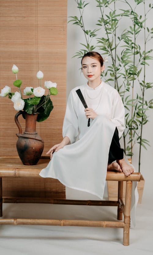 Безкоштовне стокове фото на тему «азіатська жінка, білий одяг, ваза»