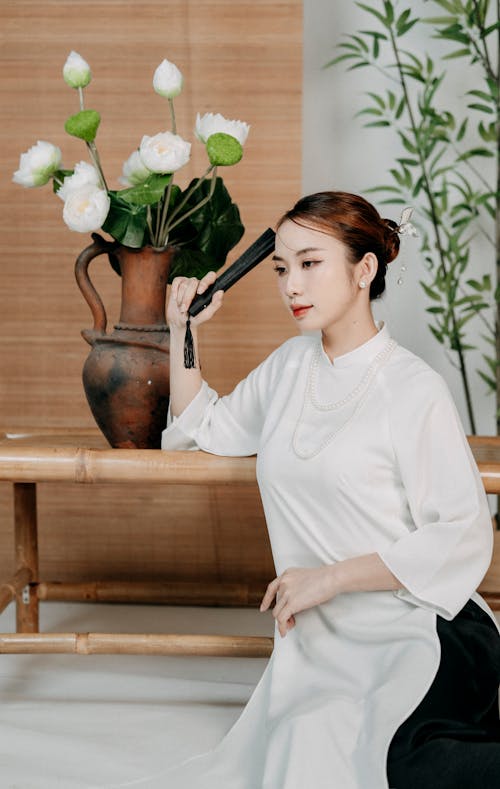 Безкоштовне стокове фото на тему «азіатська жінка, білий одяг, ваза»