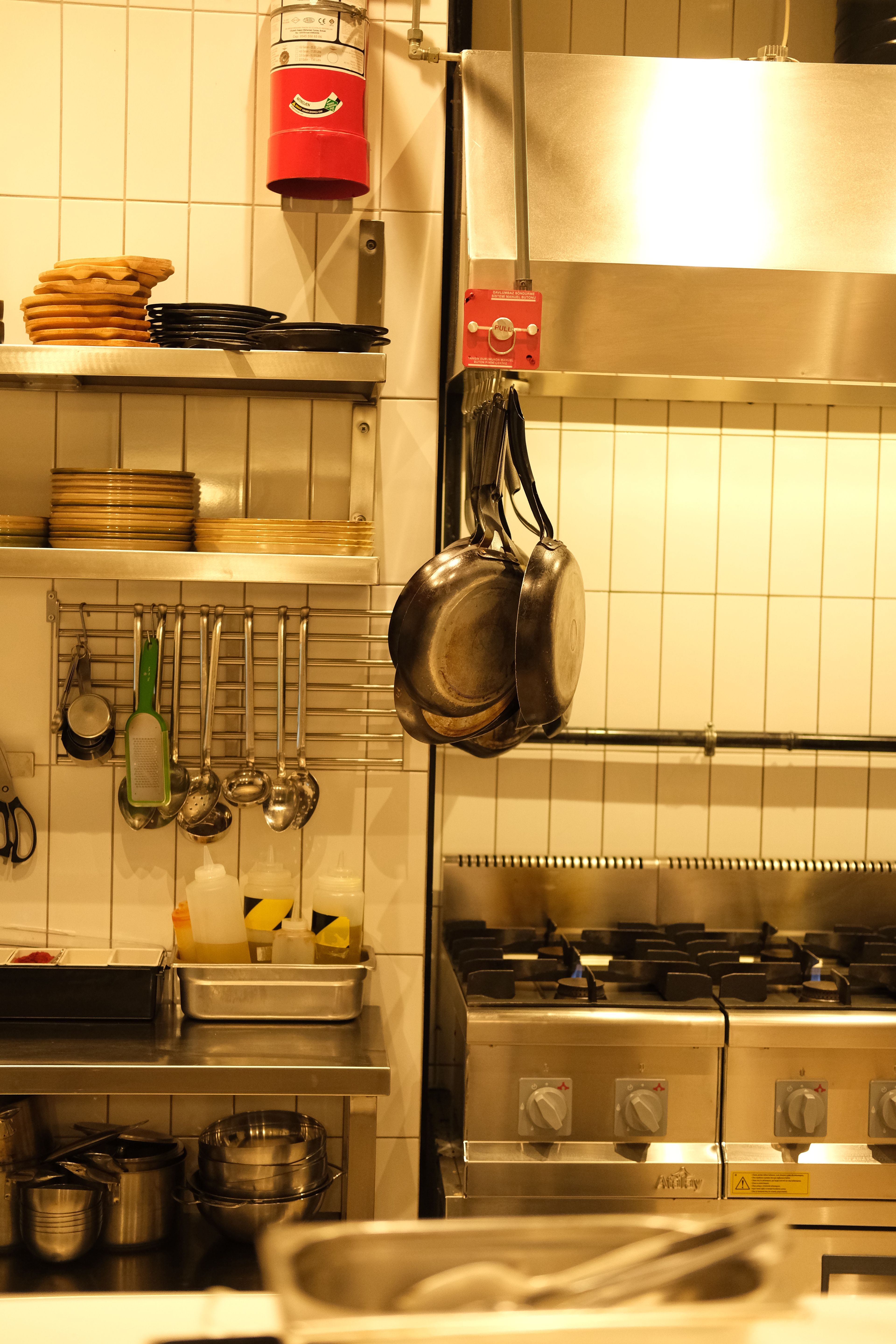 Cuisine centrale équipée pour la production en grand volume, batterie suspendue au-dessus des postes