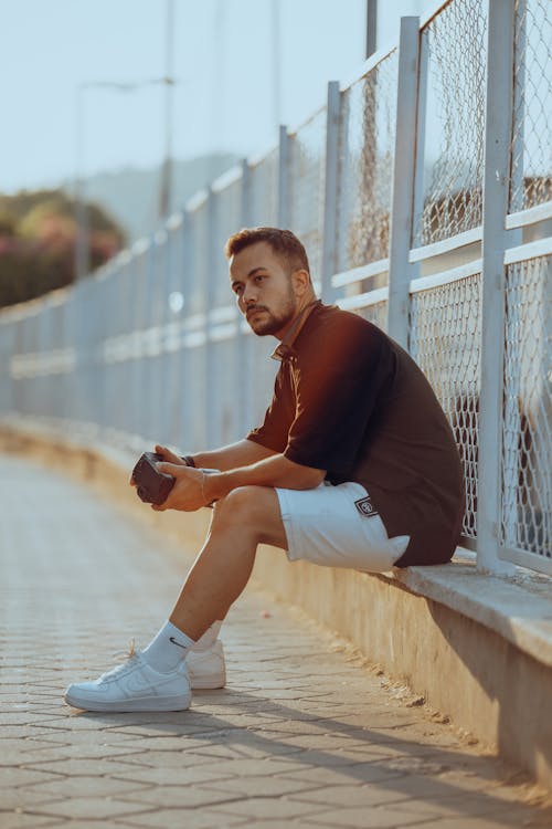 Fotos de stock gratuitas de barba, cámara, camiseta negra