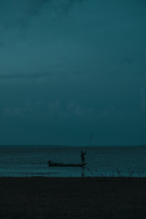 Foto profissional grátis de barco, cair da noite, corpo d'água