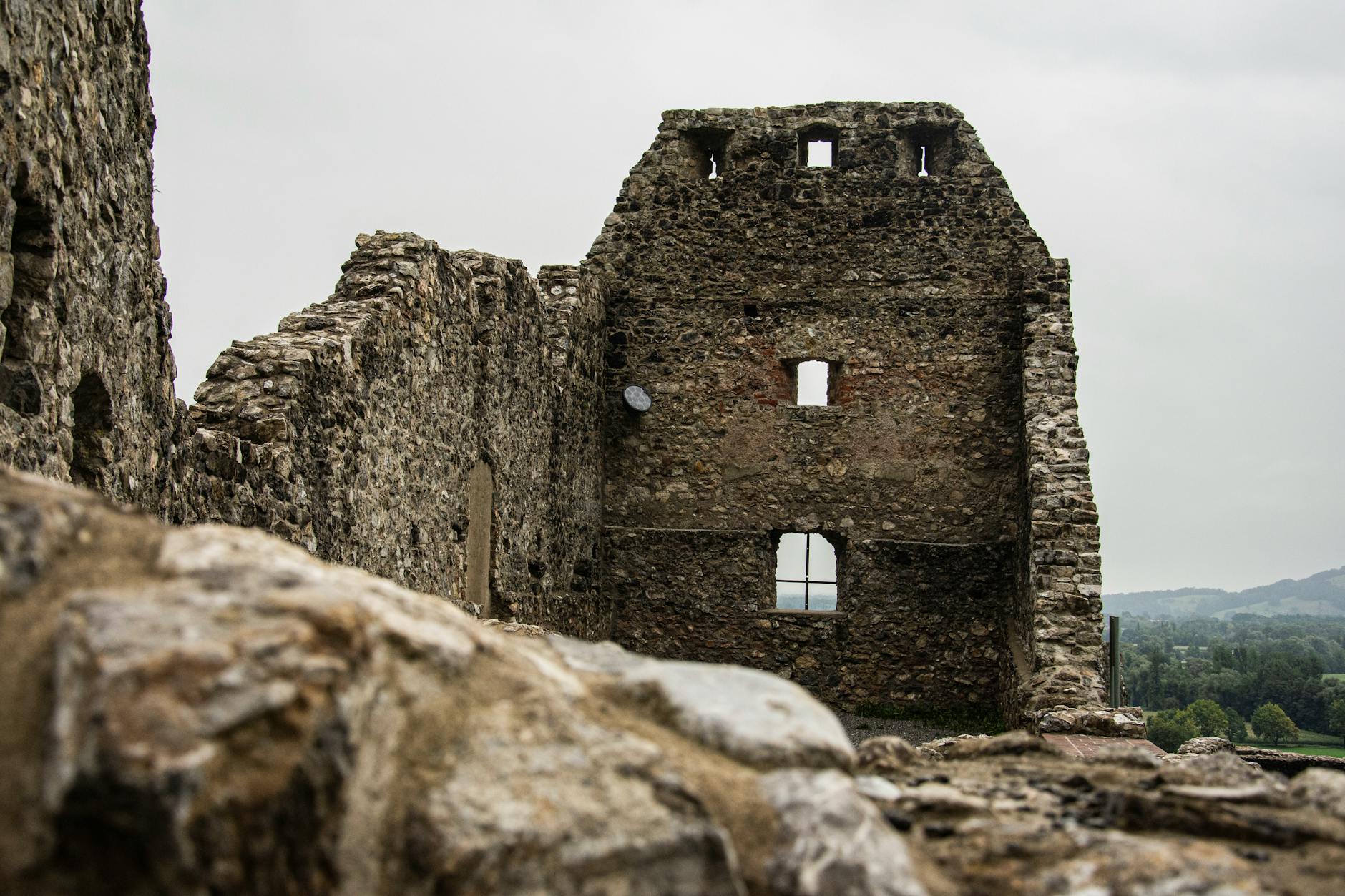 https://www.pexels.com/photo/ruins-of-stone-building-18180900/