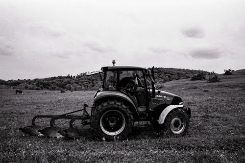 Základová fotografie zdarma na téma černobílý, hřiště, traktor
