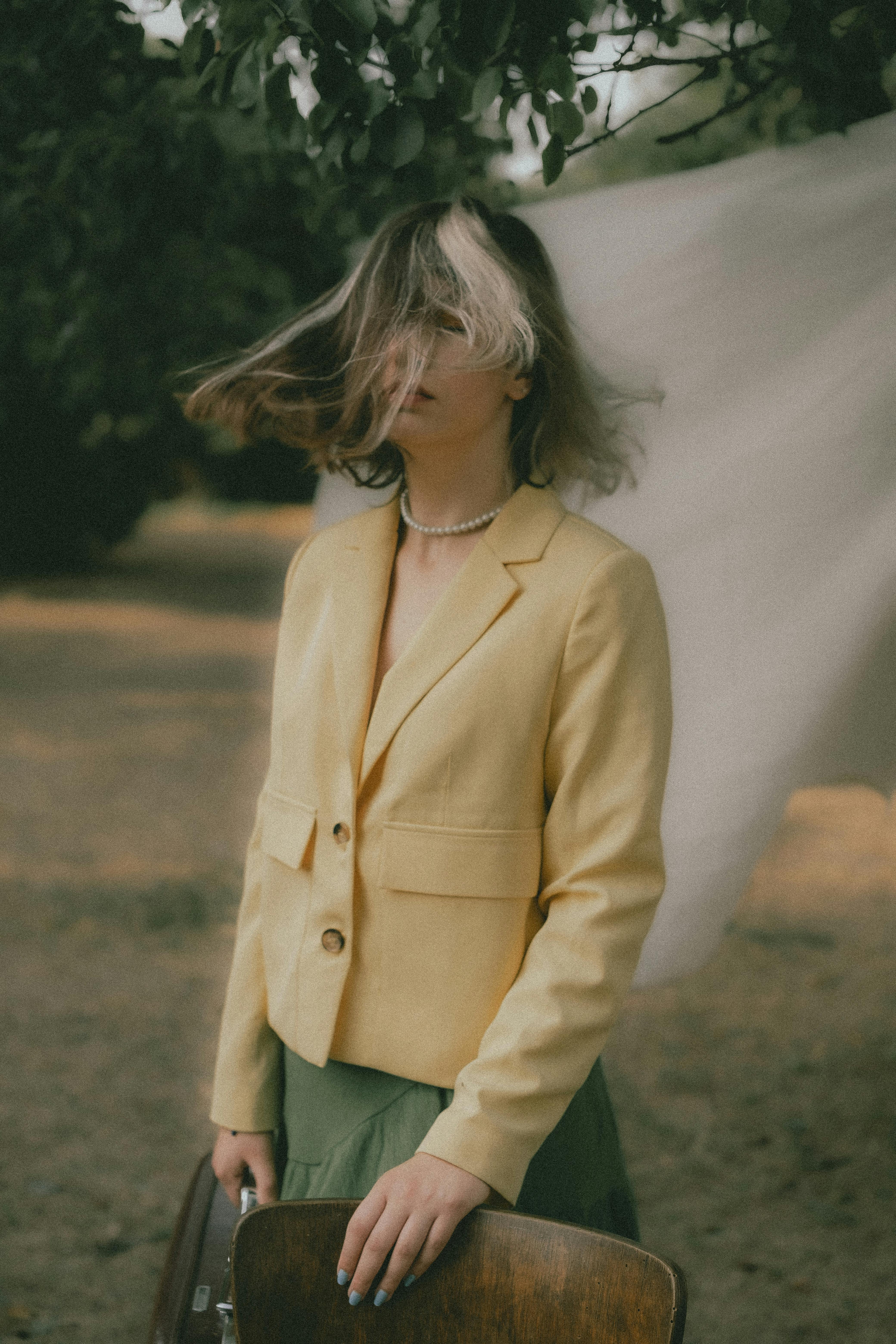 Inspirasi Outfit Gaya Elegan dengan Aksesori Minimal