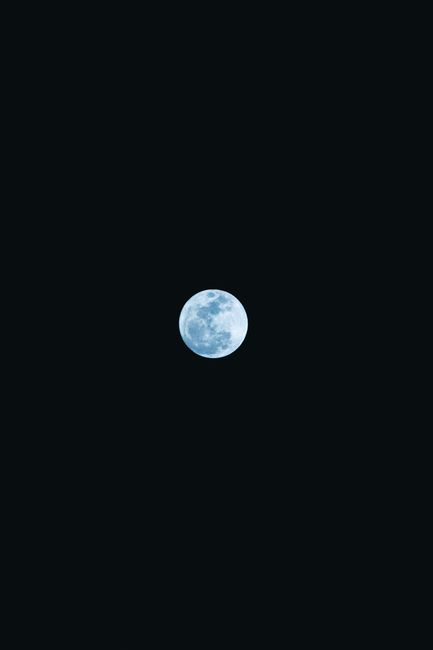 Fotomural Vista cautivadora de una brillante luna llena contra un profundo cielo nocturno negro, perfecta para los entusiastas de la naturaleza.