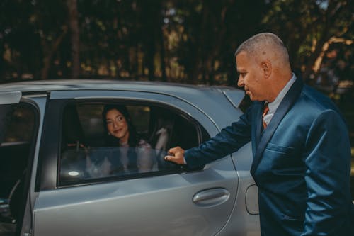 Immagine gratuita di abito, auto, capelli corti