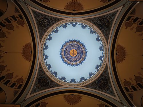Free Beautifully decorated mosque dome ceiling in Üsküdar, İstanbul, showcasing Islamic art and patterns. Stock Photo