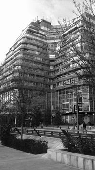 Black and white photo of a pyramidal residential building showcasing brutalist architecture in Granada.