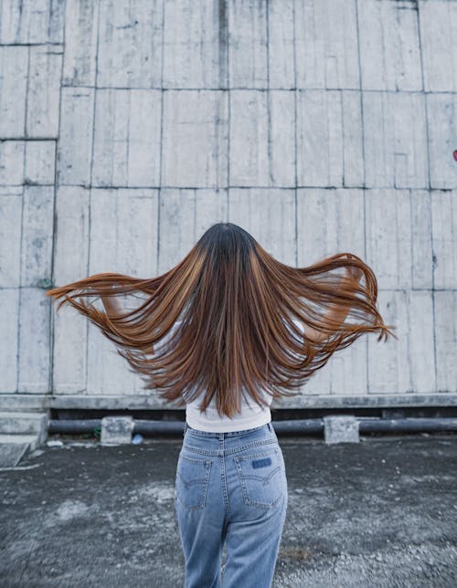 Δωρεάν στοκ φωτογραφιών με απλώνοντας τα μαλλιά, γυναίκα, κατακόρυφη λήψη