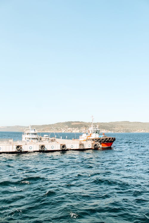 Foto profissional grátis de ancorado, barcos, cais