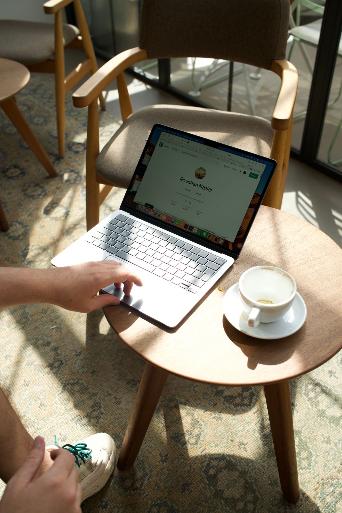 İstanbul'da laptop kullanan kişi