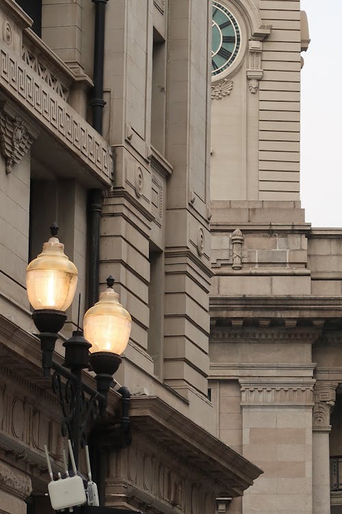 Fotobanka s bezplatnými fotkami na tému architektonické budovy, hnedá, pouličné lampy