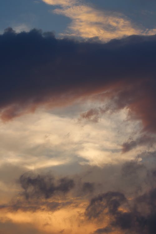 bulutlar, bulutlu gökyüzü, dikey atış içeren Ücretsiz stok fotoğraf
