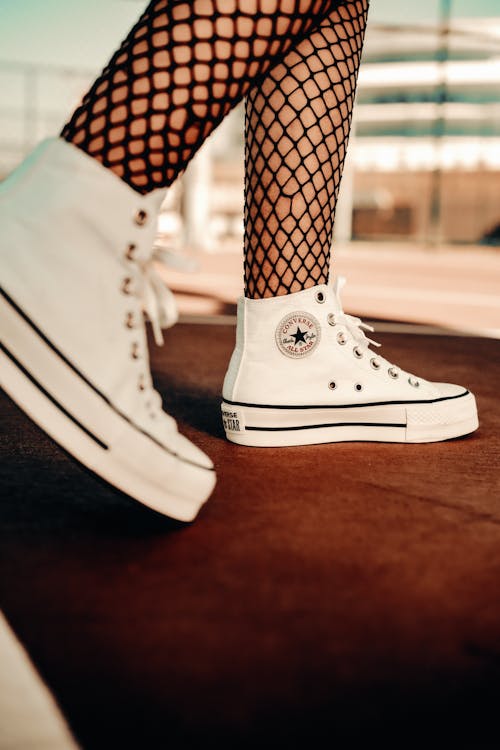 Foto stok gratis alas kaki, celana ketat jala, converse