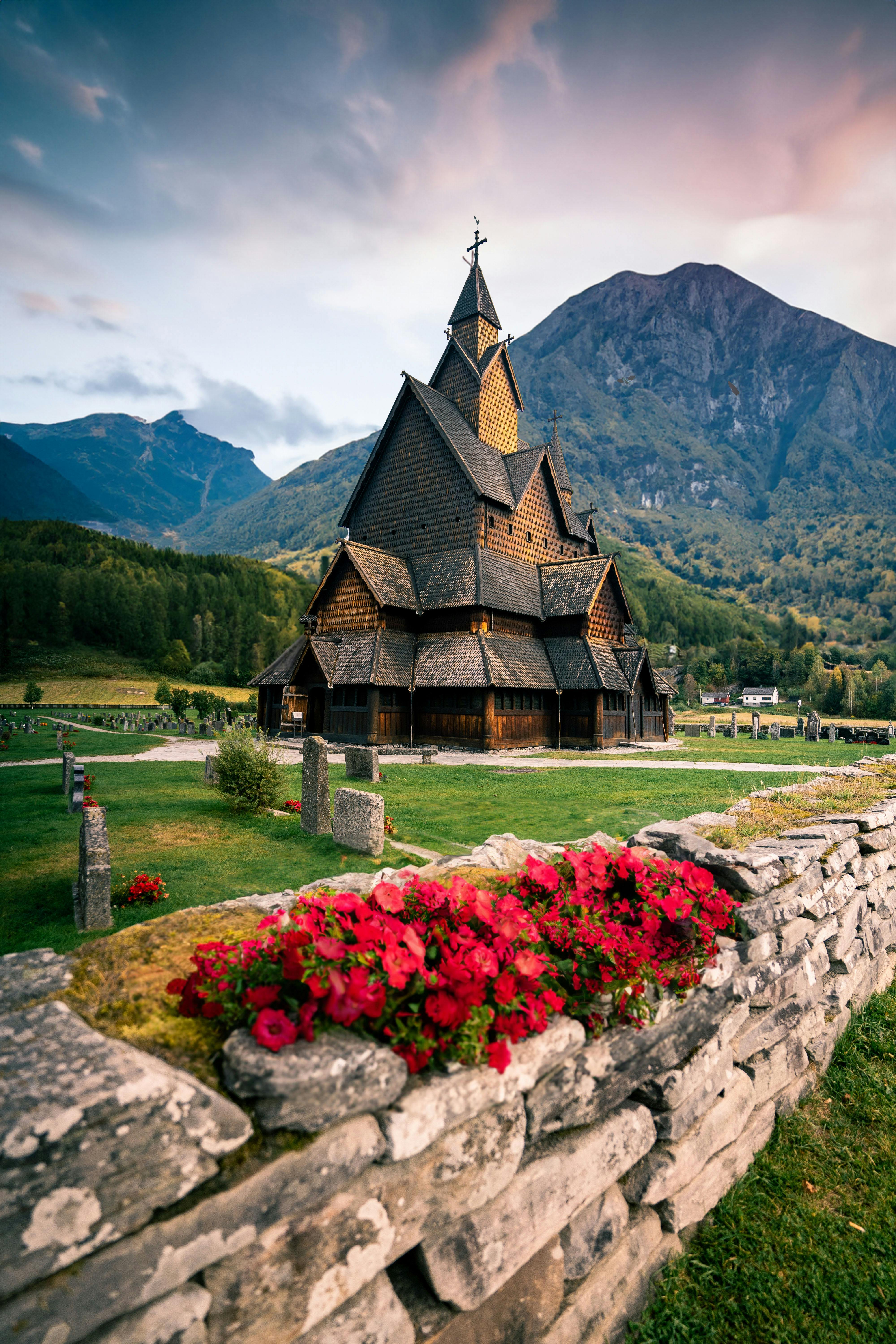 Eglise de Heddal en Norvège en bois debout · Free Stock Photo