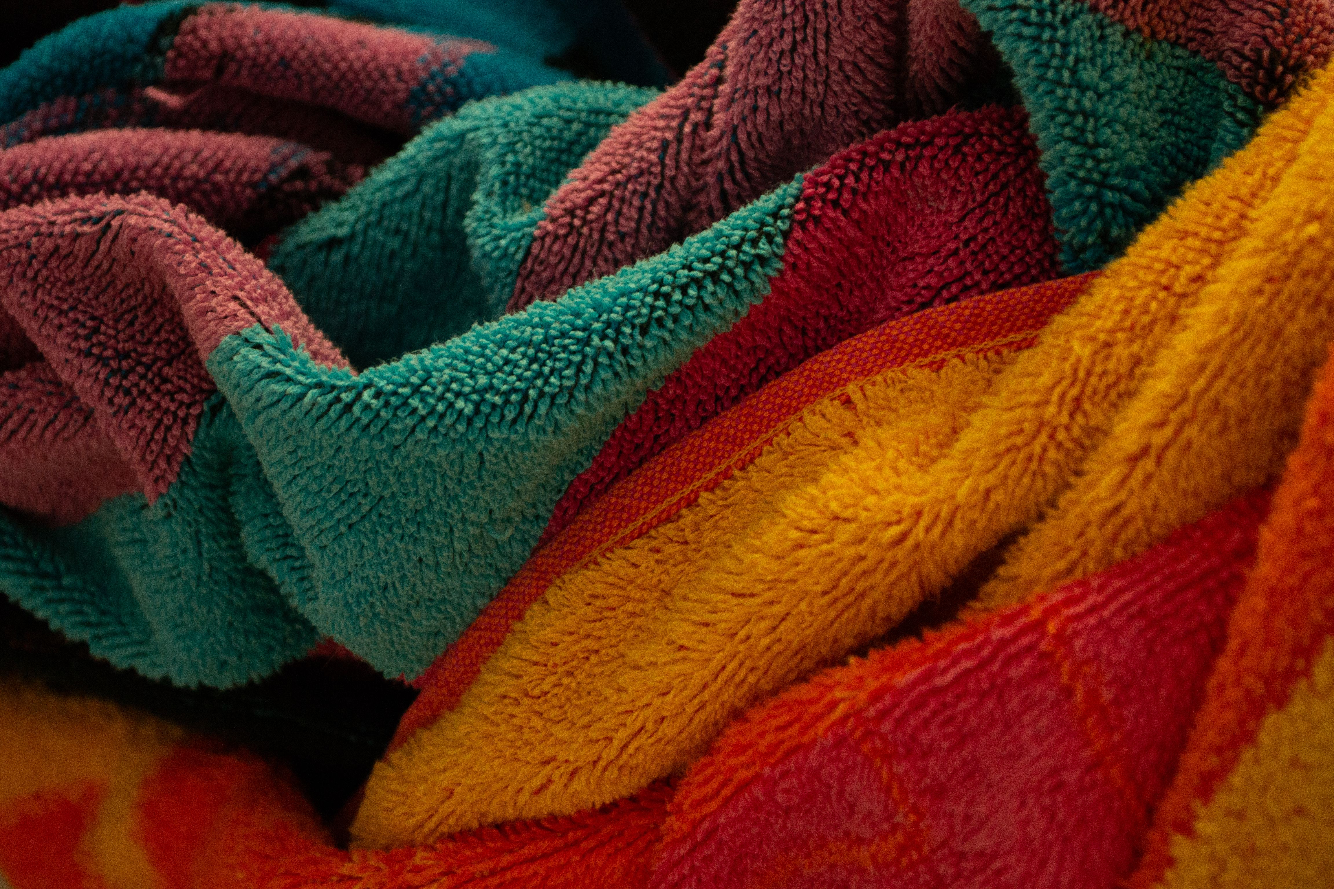 Materialmix aus Textilien und Accessoires